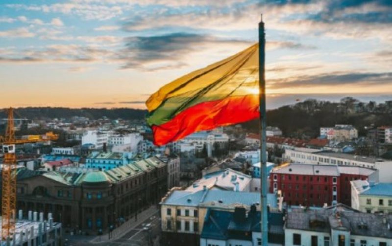 Литовцы бегут из страны: страх войны с Беларусью расколол общество