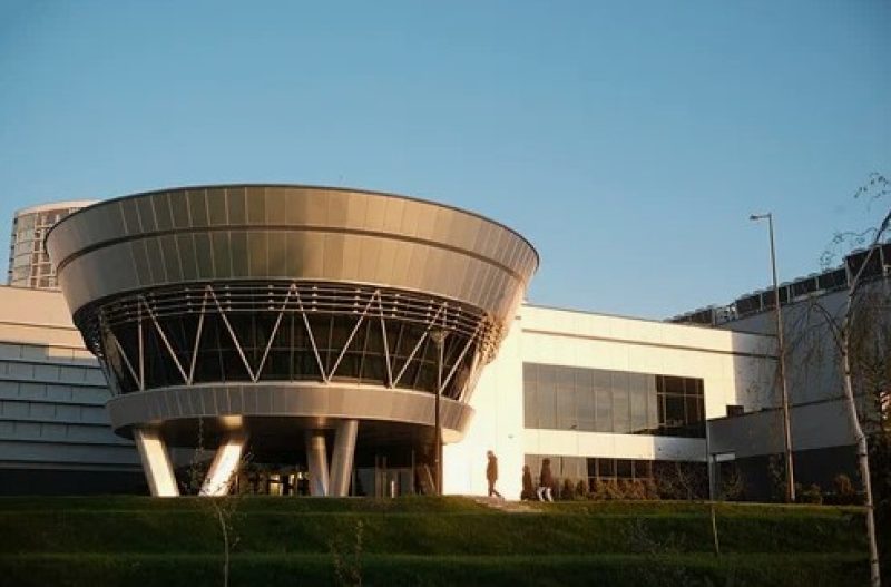 Звезды белорусского хоккея собрали средства для благотворительности в ледовом поединке