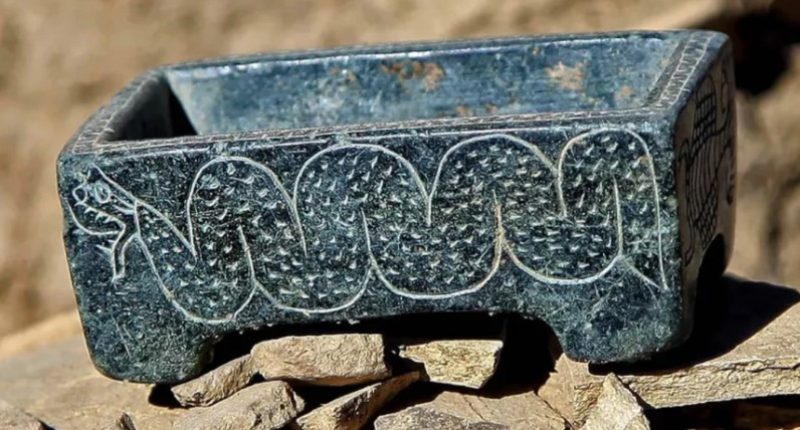 Археологи находят 3000-летнюю могилу девушки с золотыми украшениями и редкой шкатулкой в Иране