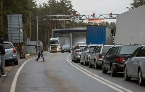 Машины выстроились в многокилометровую очередь на границе с Литвой