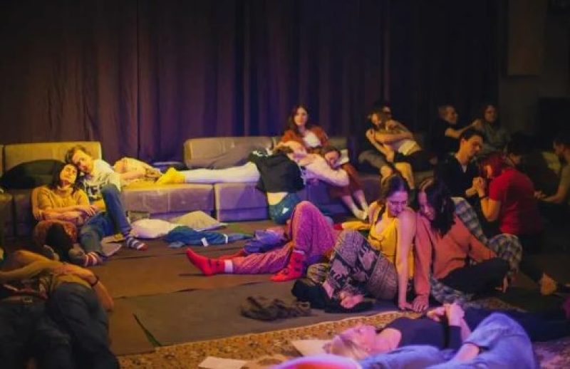 Белорусский суд оштрафовал организатора "обнимательных вечеринок" за незаконную деятельность