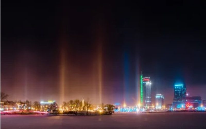 Небо Минска пронзили таинственные световые столбы