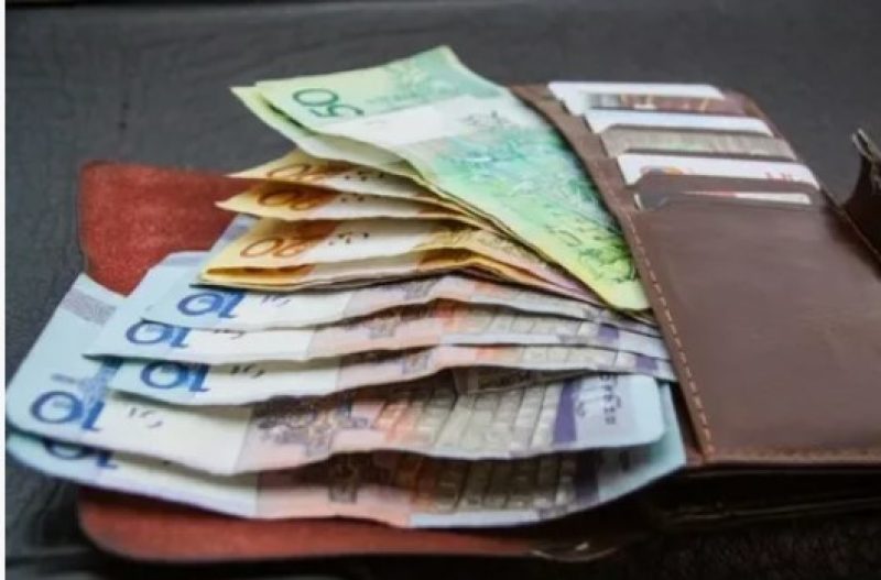 Как не дать деньгам пропасть после смерти родственника и кто может заблокировать карту