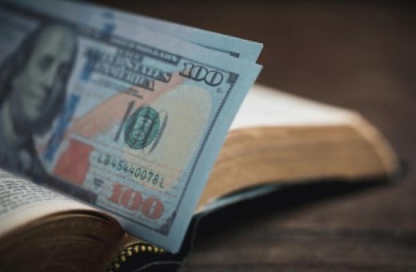 Парень забрал 30 тысяч долларов из книги своей девушки