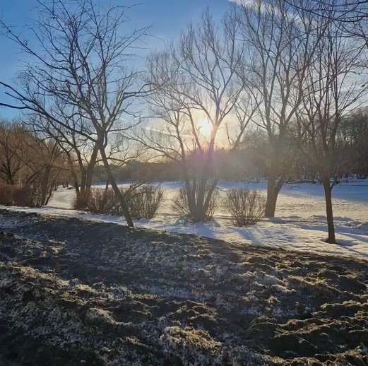 Весна испытывает белорусов контрастами: тепло до +10°С борется с гололедицей