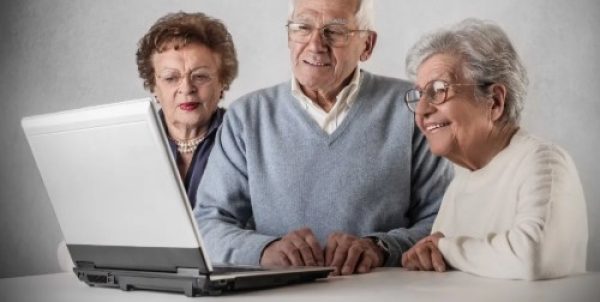Ученые нашли безопасную дозу интернета для мозга пожилых